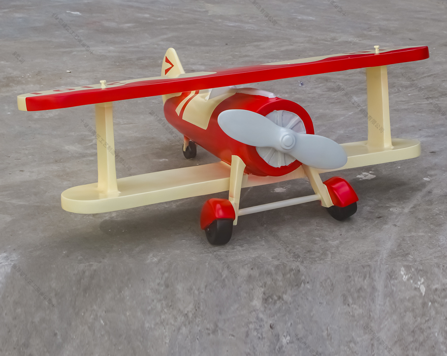 小飛機雕塑